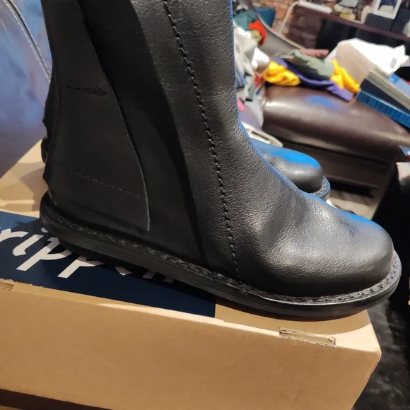 Sleek Black Leather Ankle Boots for Women - Picture 5 of 12